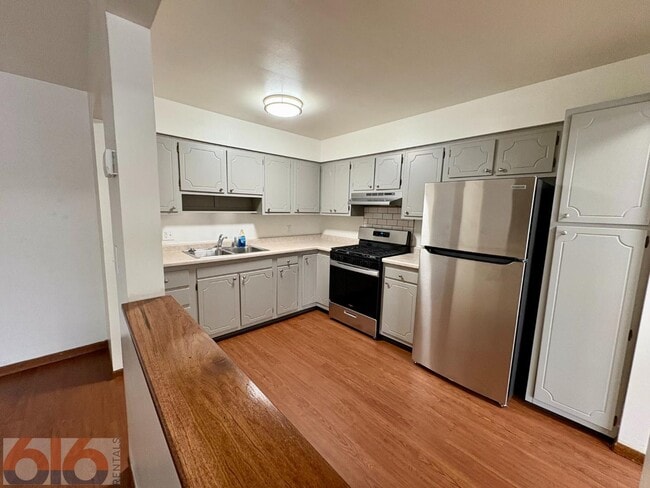 Photo - 630 56th St SE