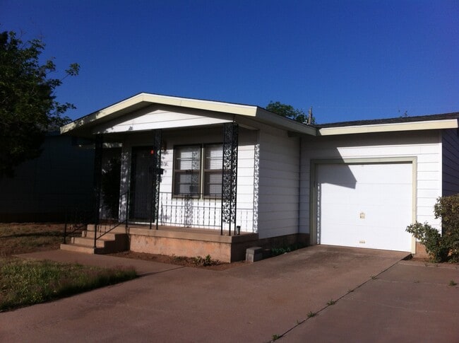 Building Photo - 604 Steakley St