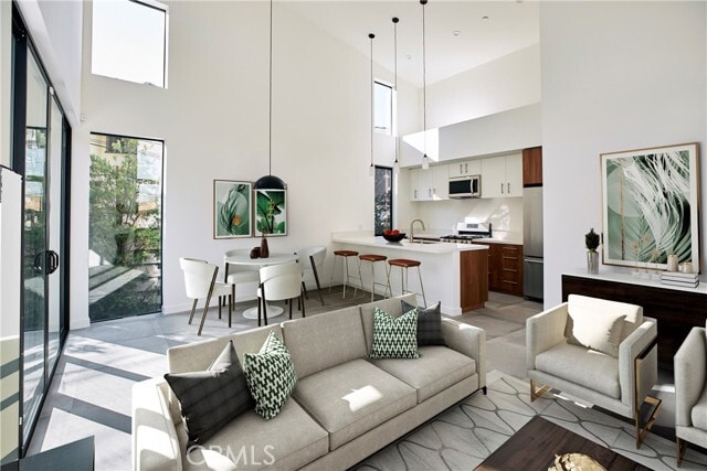 Photo - 929 E 68th St