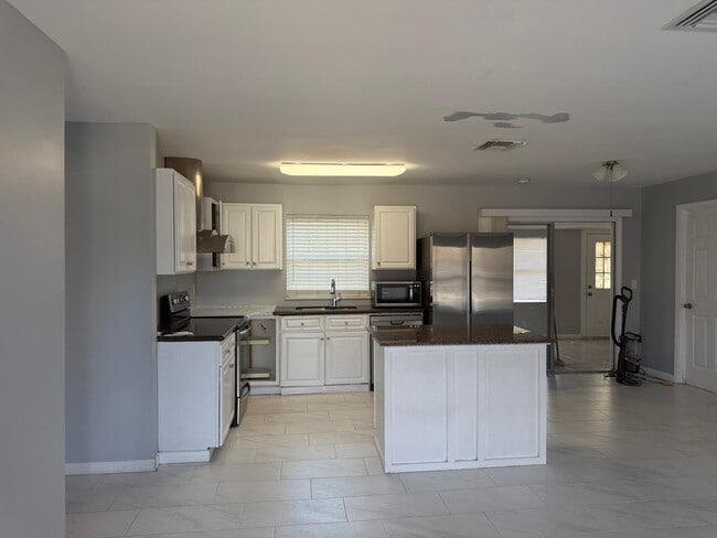 Photo - 107 NW Curtis St