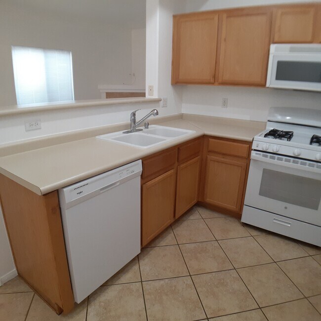 Kitchen - 2305 W Horizon Ridge Pky Unidad 1114