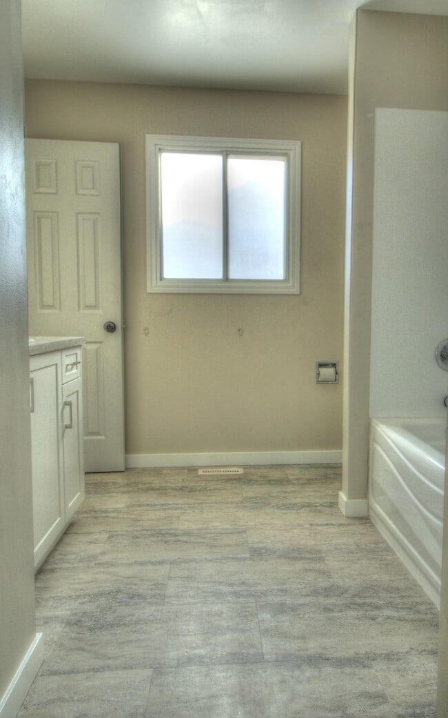 Photo - 1703-142A 42a St