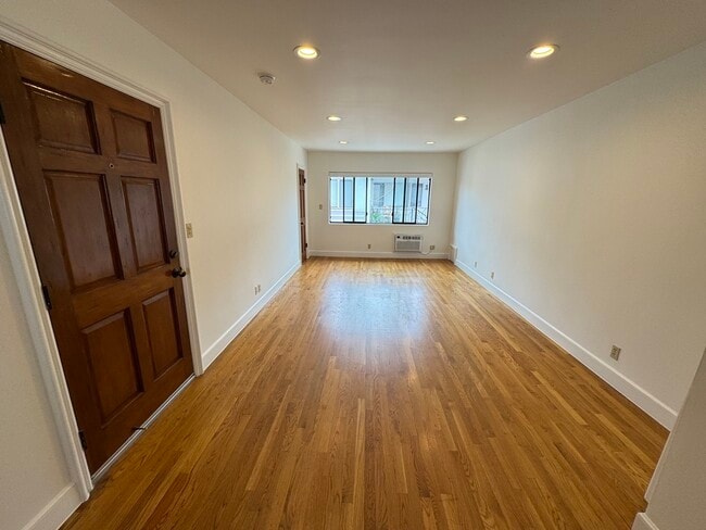 Building Photo - 600 N Sweetzer Ave Unit 7 Rental