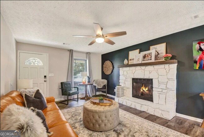Photo - 160 Booth Rd SW