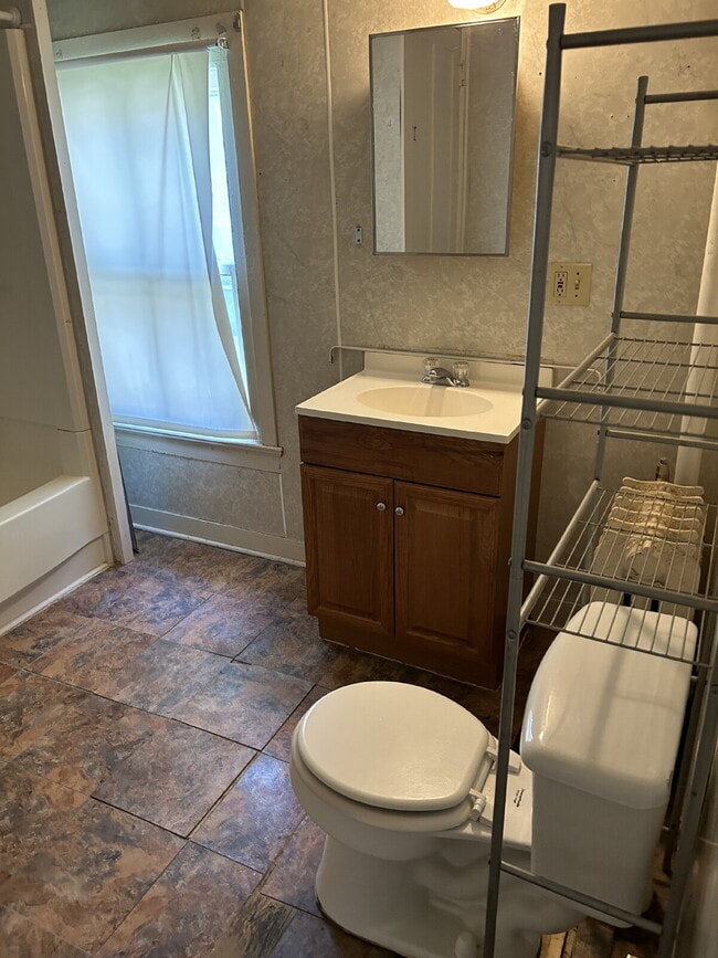 Photo - 1 Bedroom Apartment in Caledonia - Available August 8th, 2026 Unit Apt 4