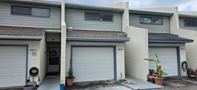 Building Photo - Here is your 3bed/3bath home on the water!