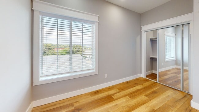 Photo - 1211 Hedge Ave