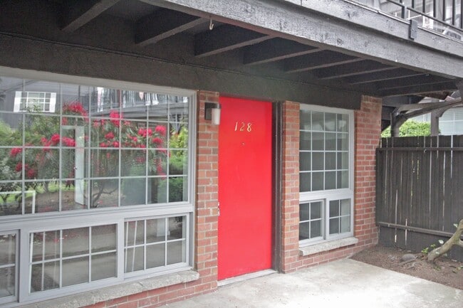 Photo - Three Blocks from the Light Rail Unidad 128