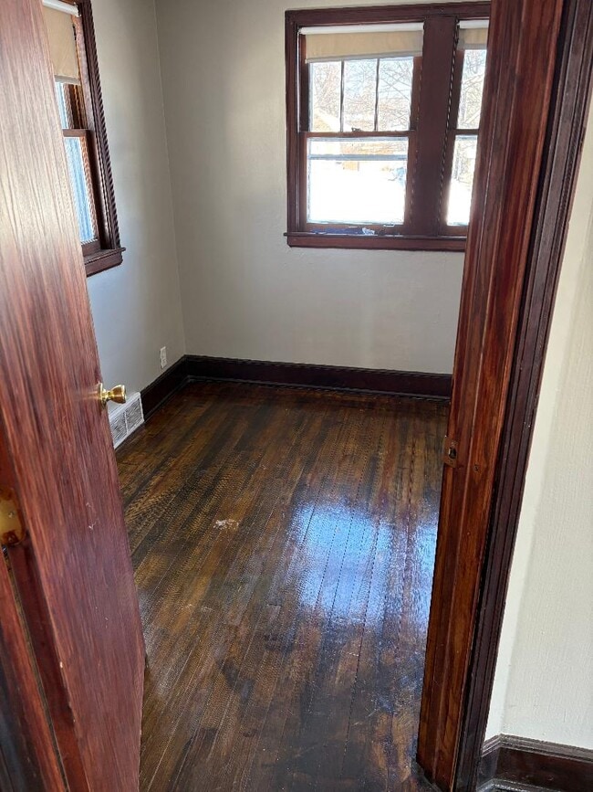 Building Photo - 121 5th Ave SW Unit First Floor