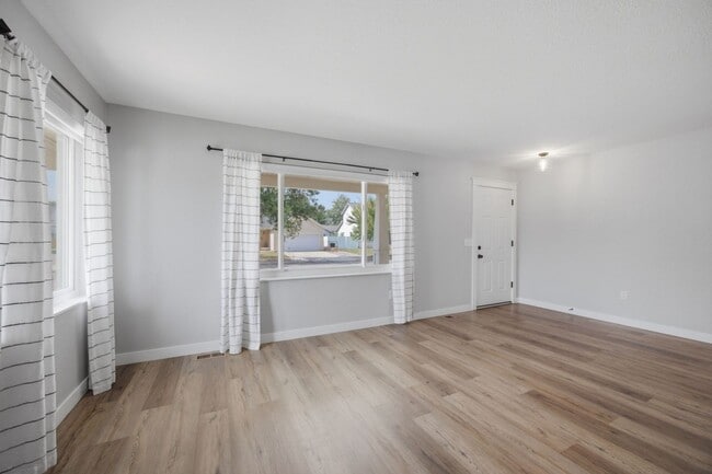 Photo - 2704 Stratford Ln