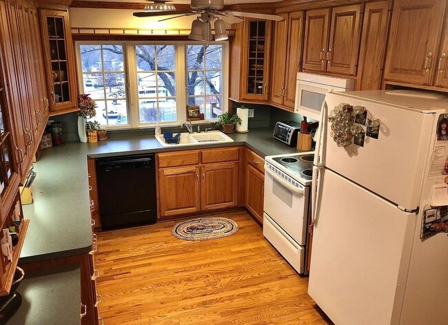 Photo - Spacious 5 Bedroom Home Perfectly Located ...