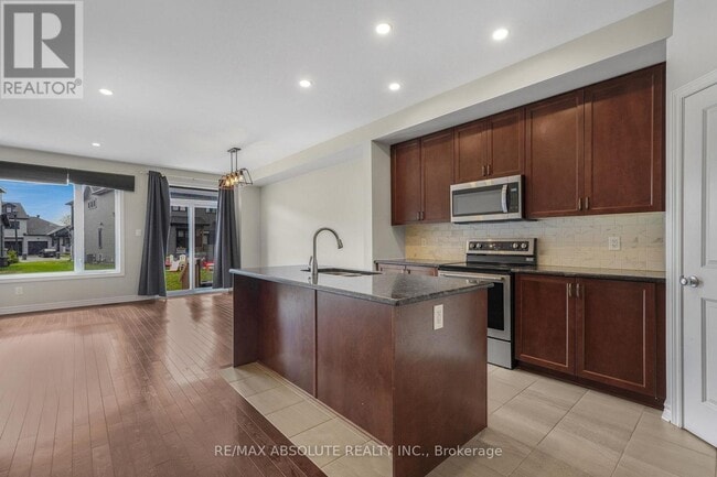 Photo - 741 Namur St