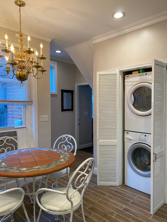 Full Size Washer Dryer in unit - 346 Bushkill St Unidad # 1-Furnished