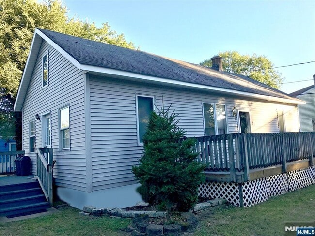 Building Photo - 1 Cedar Ln