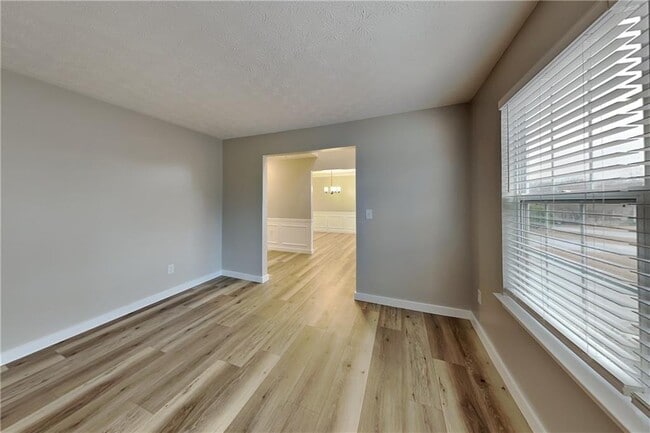 Photo - 1719 Silverchase Dr SW