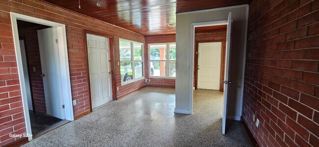 Photo - ~4/2~Oakland Street ~ Beautifully Updated ...