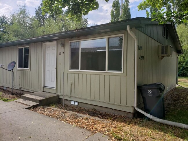 Building Photo - 1217 Hanson Ave Rental