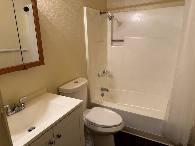 Full bathroom - Cambridge Gardens