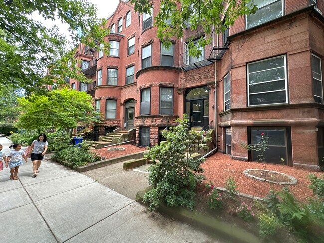 Building Photo - 1069 Beacon St Unit BR