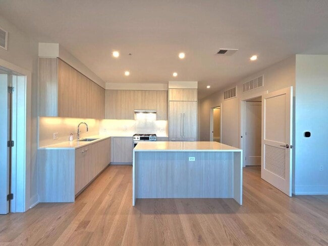 Building Photo - 737 Swann Ave