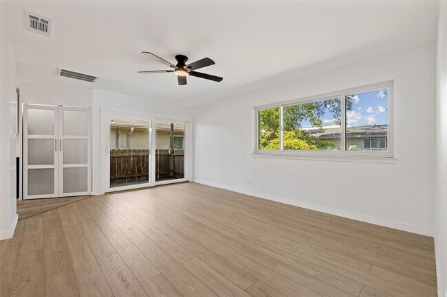 Photo - 909 Silber Rd Unidad 11