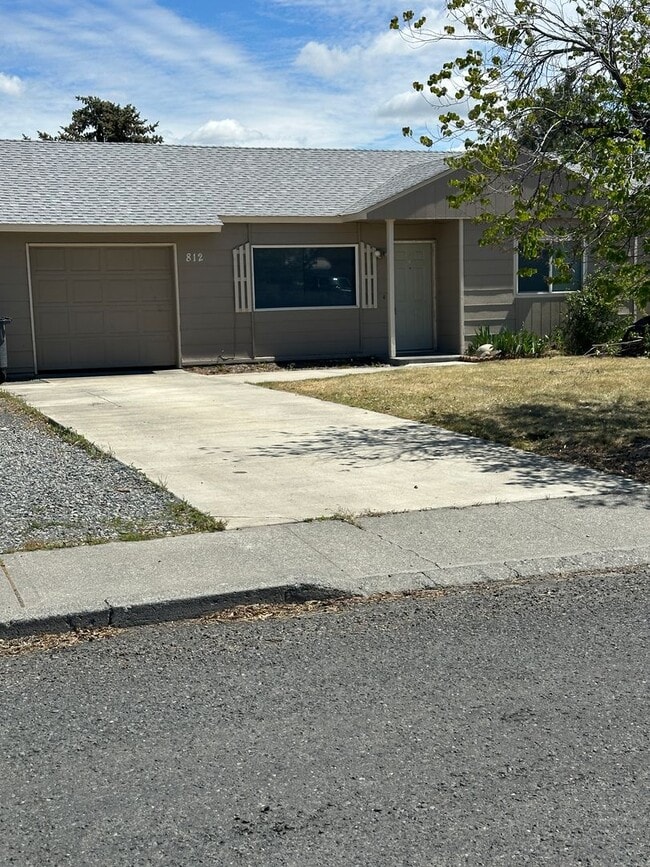 Building Photo - 3 Bedroom Home For Rent
