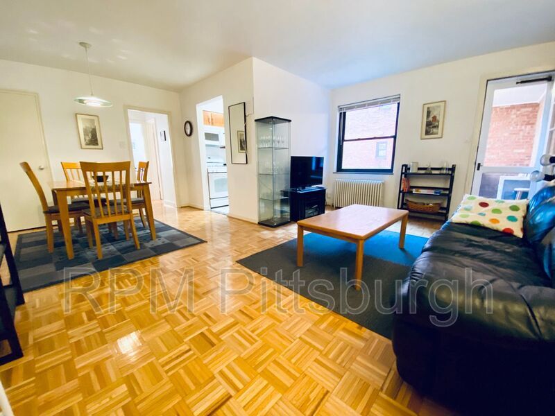 Photo - 765 College St
