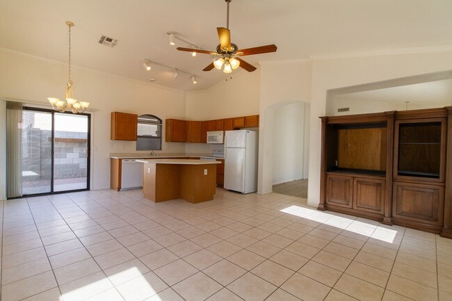 Gorgeous 3 bed, 2 bath home located near 87th Ave and Cactus - Gorgeous 3 bed, 2 bath home located near 87th Ave and Cactus