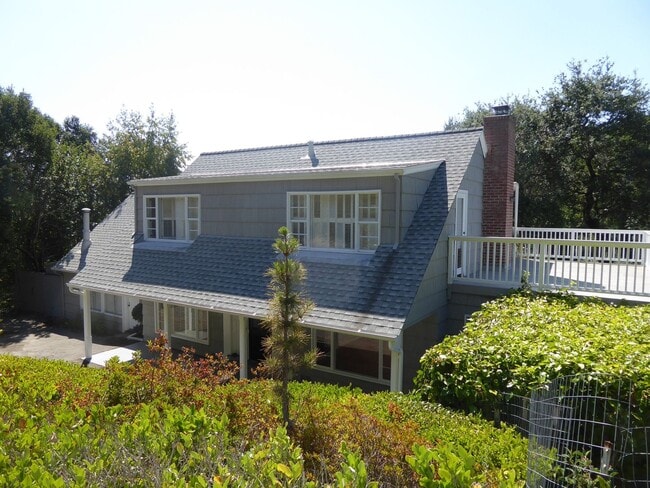 Building Photo - SPACIOUS AND SECLUDED THREE BED / TWO BATH... Rental