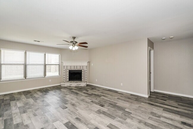 Photo - 5105 Raymond Dr