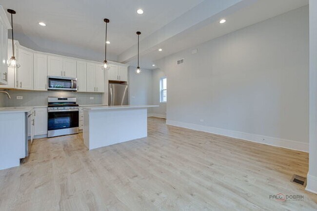 Photo - 1746 N California Ave Unidad # 01