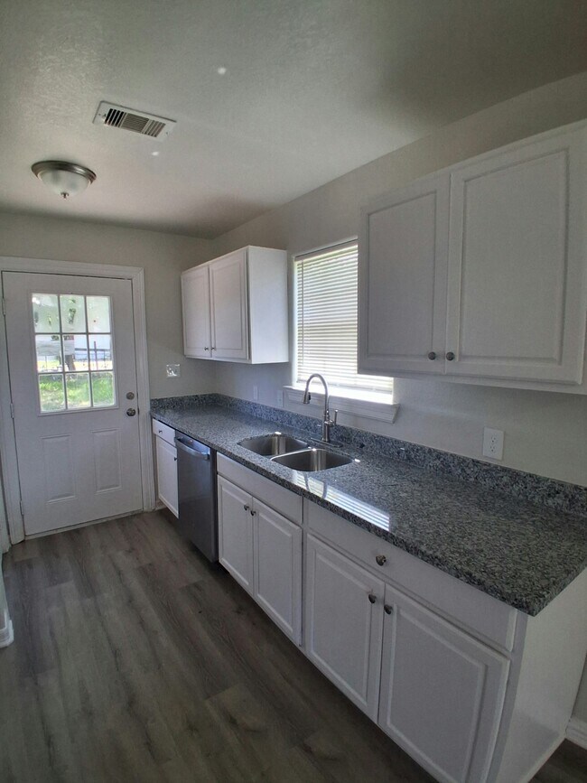 Photo - 707 Denby St