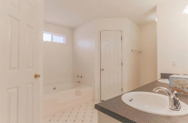 Photo - 915 Vonna Jo Cir