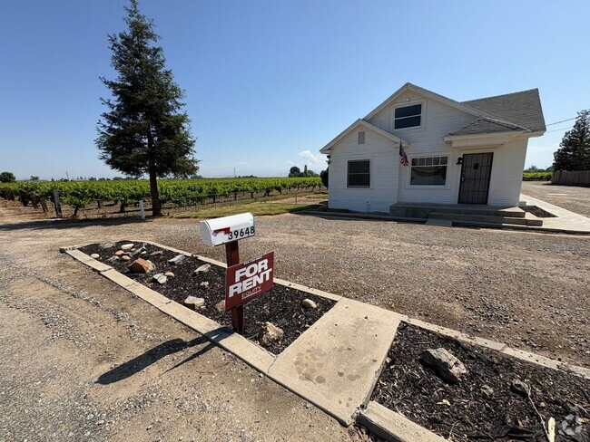 Building Photo - Spacious Country Home Located in Dinuba co...