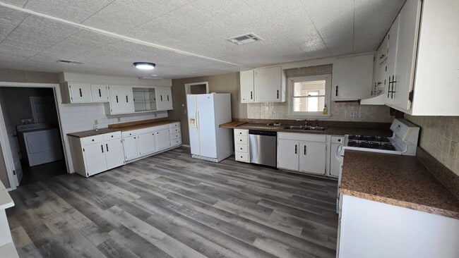 Photo - 206 N Main St