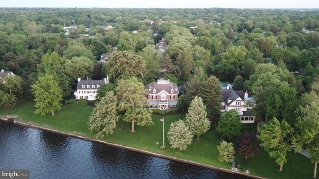 Photo - 605 Bank Ave