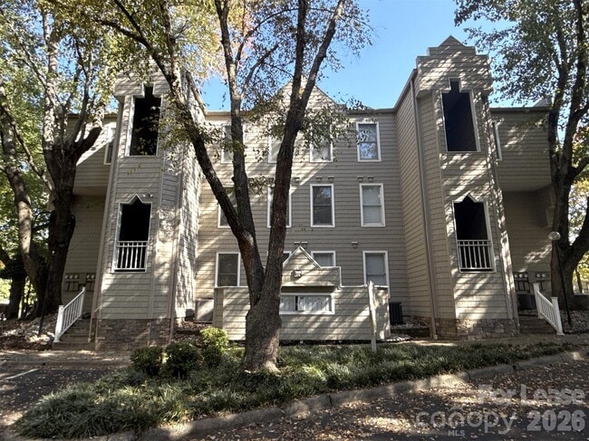 Building Photo - 300 S Cedar St Unit 3
