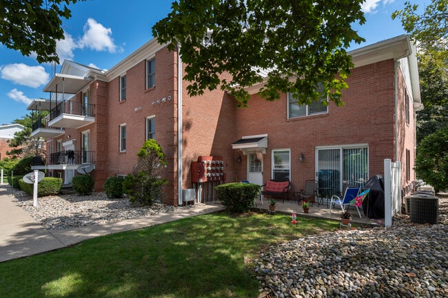 Cresthaven Apartments