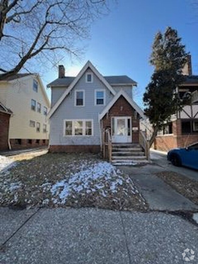 Building Photo - 1562 Ivydale Rd Unit Upstairs Rental