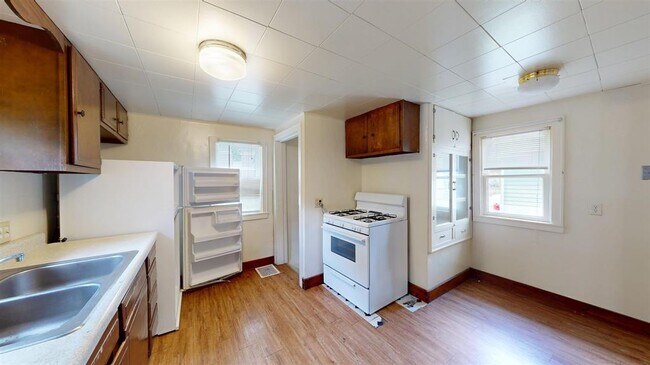 Photo - 721 5th St NE