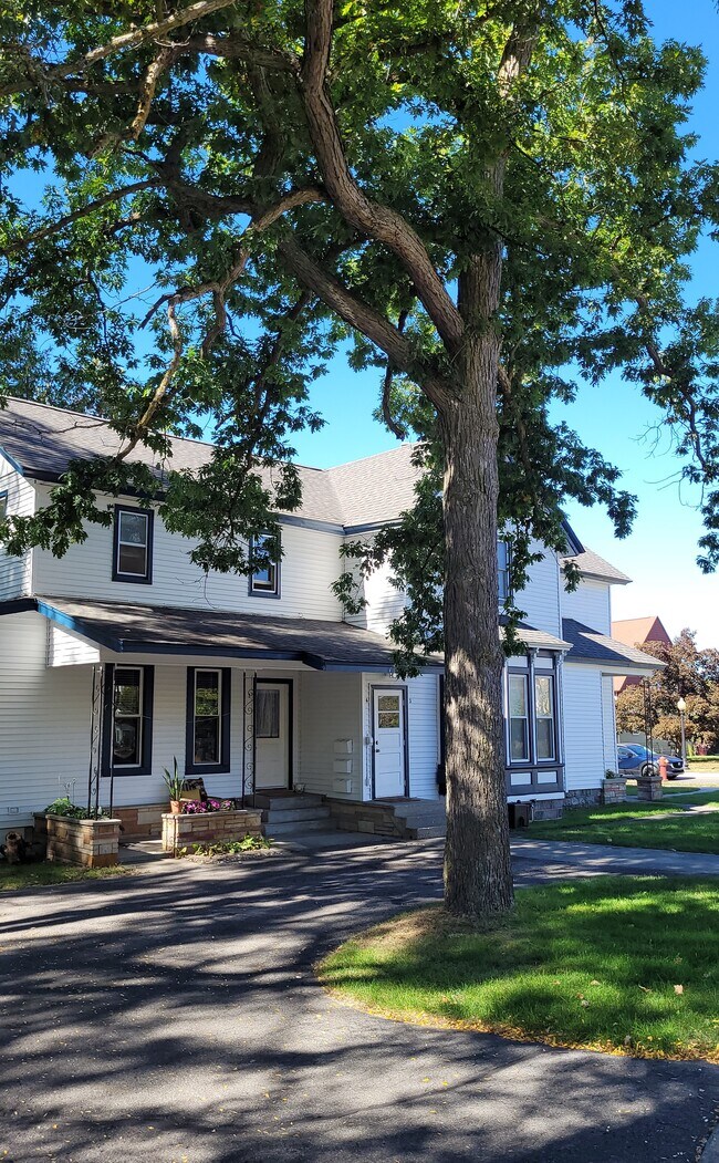 Lovely fourplex in sought-after downtown neighborhood - 624 E State St Unit 4