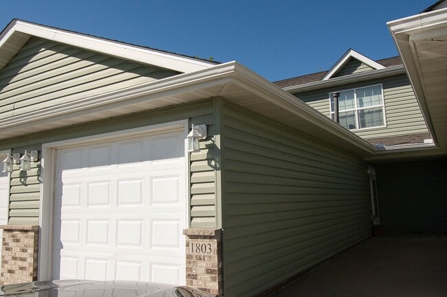 Building Photo - Stewartville Townhome with Attached Garage