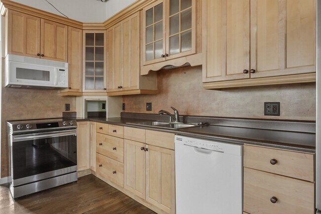 Photo - 664 E Meeting St