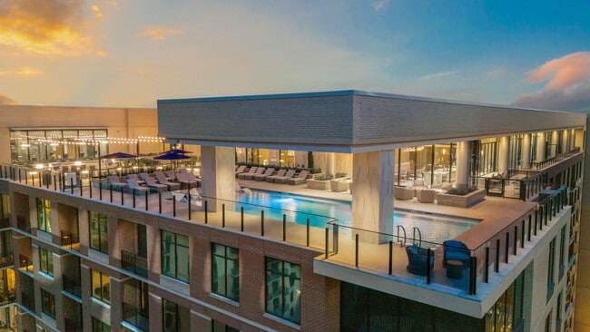 Vista aérea de la piscina con terraza estilo resort