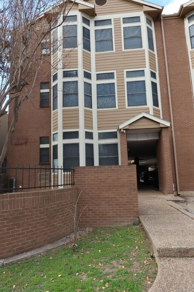 Photo - Wesdgewood West Campus - 1BD / !BA - 10 Ft Ceilings - Nodern Appliances - Gated - W/D -  $1000