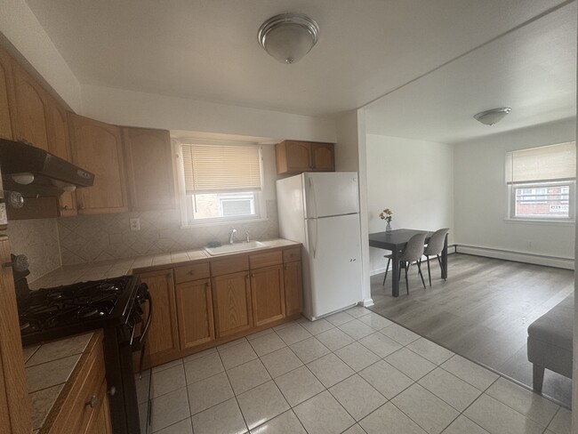 Building Photo - 121 Mallory Ave Unit 121 Mallory Ave #3