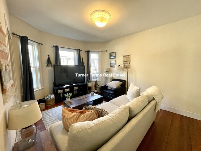 Building Photo - 380 Washington St Rental