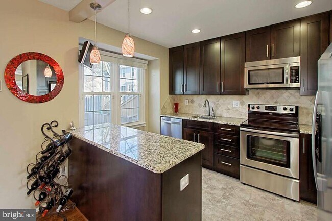 Photo - 5 S Floyd St