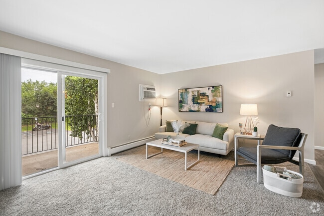 1BR, 1BA - 627SF - Living Room - Broadway Crossing Apartments