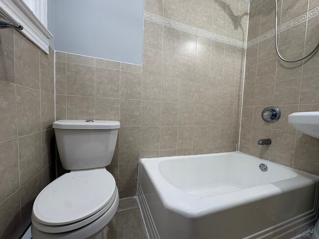 185 Ave E 5 - 187 Avenue E Unit 5